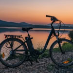 E-Bike vor Sonnenuntergang am See