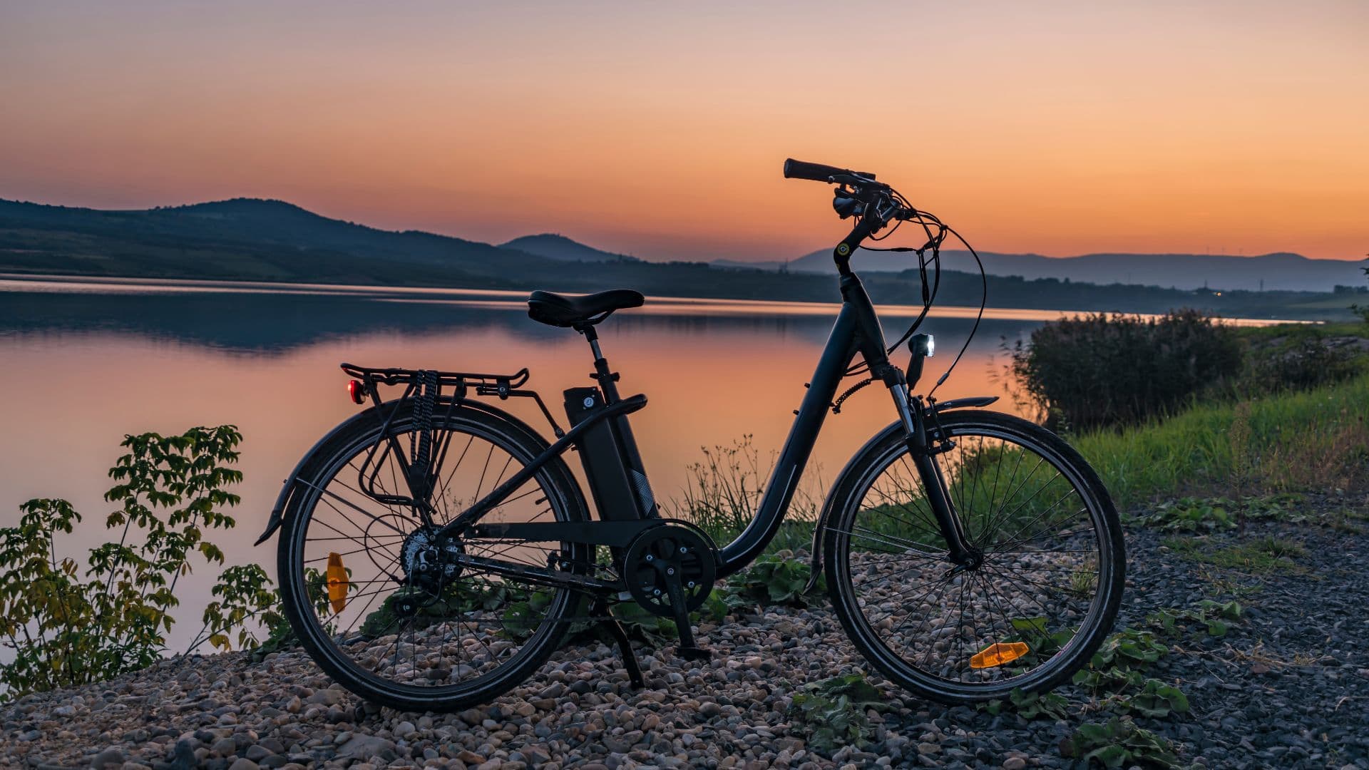 E-Bike vor Sonnenuntergang am See